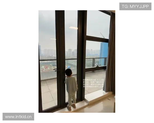 姚明随手一张晒娃照，背景那套豪宅把我十年存款都吓回去